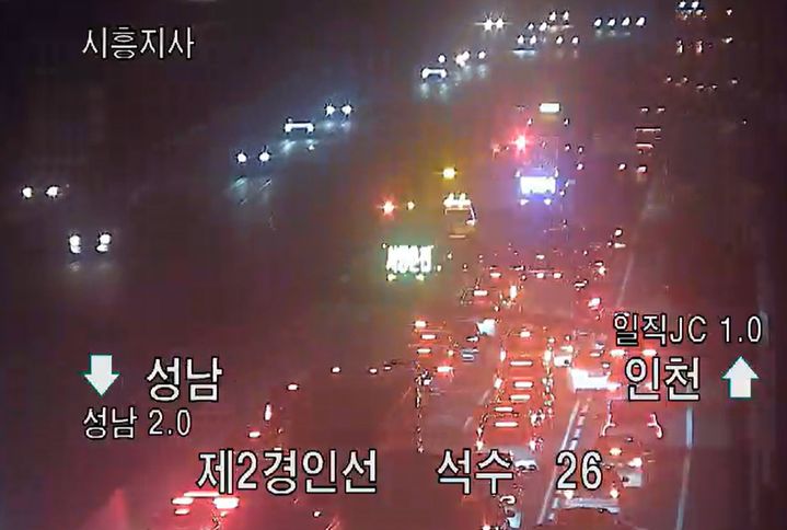 [안양=뉴시스] 31일 오후 8시께 경기 안양시 만안구 제2경인고속도로에서 사고가 발생했다. (사진=한국도로공사 교통정보 Road Plus 폐쇄회로 화면 캡처) 2025.12.31. photo@newsis.com *재판매 및 DB 금지