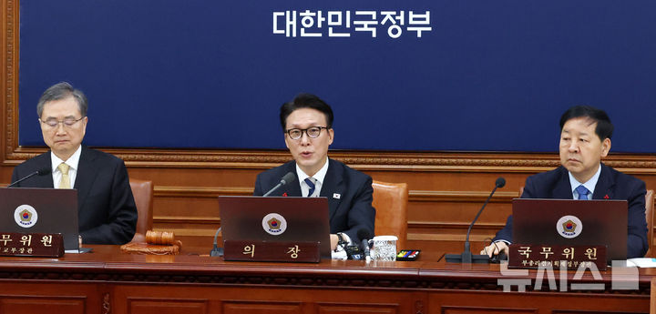 [서울=뉴시스] 추상철 기자 = 김민석 국무총리가 31일 오전 서울 종로구 정부서울청사에서 열린 임시국무회의에서 발언하고 있다. 2025.12.31. scchoo@newsis.com