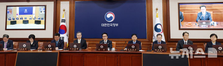 [서울=뉴시스] 추상철 기자 = 김민석 국무총리가 31일 오전 서울 종로구 정부서울청사에서 열린 임시국무회의에서 발언하고 있다. 2025.12.31. scchoo@newsis.com