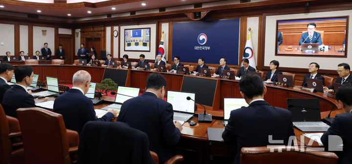 [서울=뉴시스] 추상철 기자 = 김민석 국무총리가 31일 오전 서울 종로구 정부서울청사에서 열린 임시국무회의에서 발언하고 있다. 2025.12.31. scchoo@newsis.com