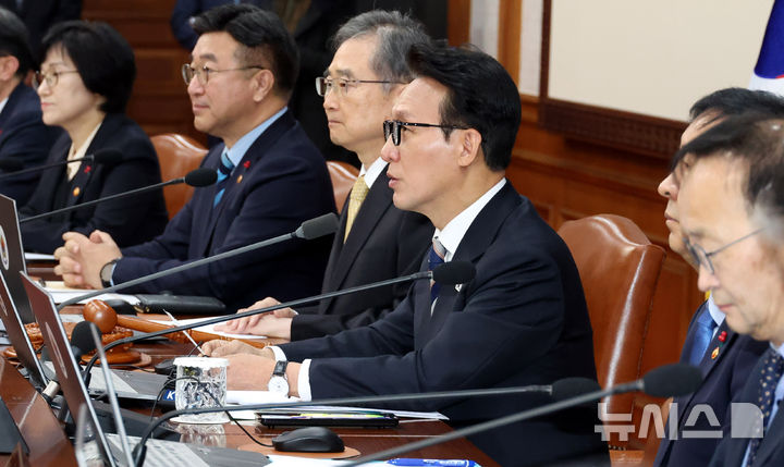 [서울=뉴시스] 추상철 기자 = 김민석 국무총리가 31일 오전 서울 종로구 정부서울청사에서 열린 임시국무회의에서 발언하고 있다. 2025.12.31. scchoo@newsis.com