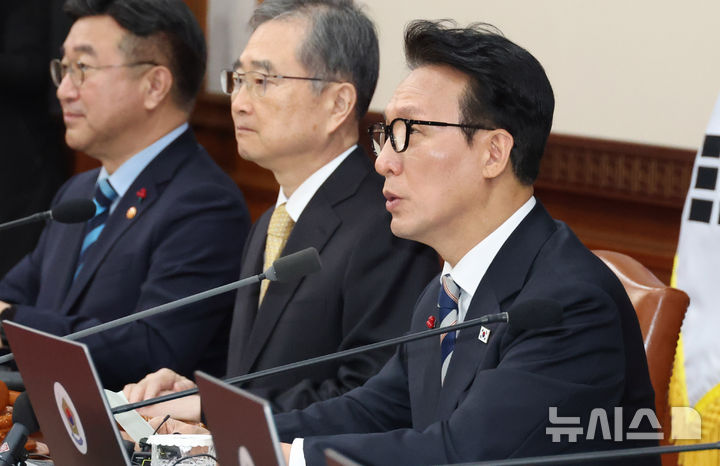 [서울=뉴시스] 추상철 기자 = 김민석 국무총리가 31일 오전 서울 종로구 정부서울청사에서 열린 임시국무회의에서 발언하고 있다. 2025.12.31. scchoo@newsis.com