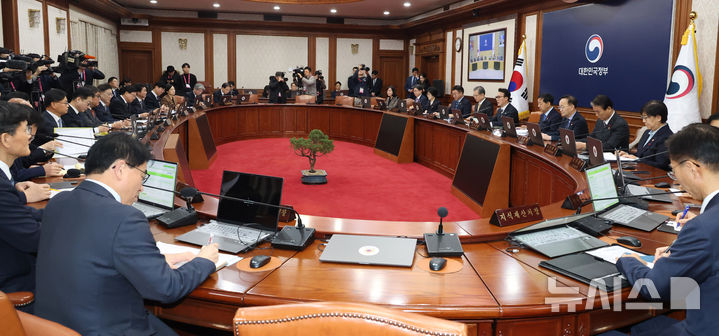 [서울=뉴시스] 추상철 기자 = 김민석 국무총리가 31일 오전 서울 종로구 정부서울청사에서 열린 임시국무회의에서 발언하고 있다. 2025.12.31. scchoo@newsis.com