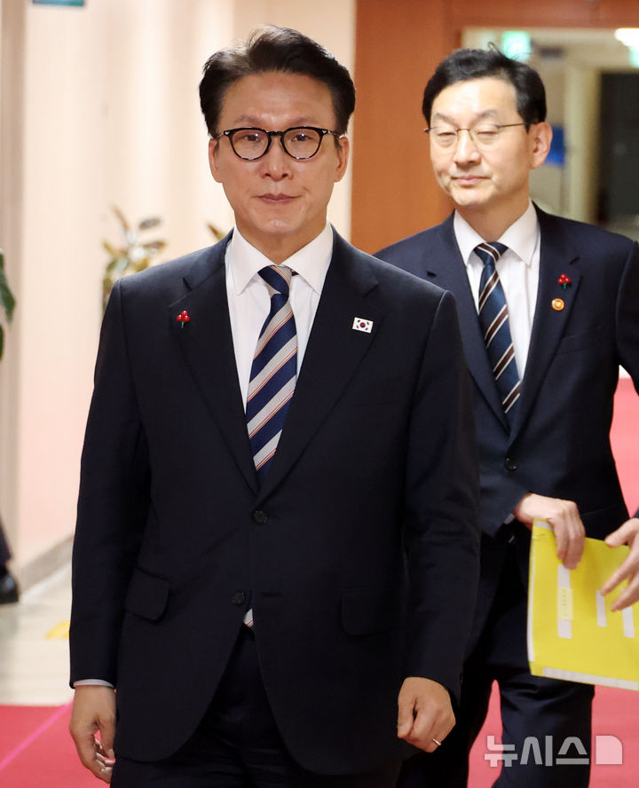 [서울=뉴시스] 추상철 기자 = 김민석 국무총리가 31일 오전 서울 종로구 정부서울청사에서 열린 임시국무회의에 참석하고 있다. 2025.12.31. scchoo@newsis.com