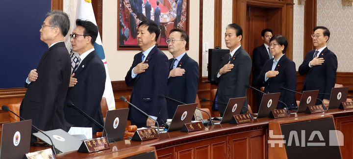 [서울=뉴시스] 추상철 기자 = 김민석 국무총리를 비롯한 국무위원들이 31일 오전 서울 종로구 정부서울청사에서 열린 임시국무회의에서 국민의례를 하고 있다. 2025.12.31. scchoo@newsis.com