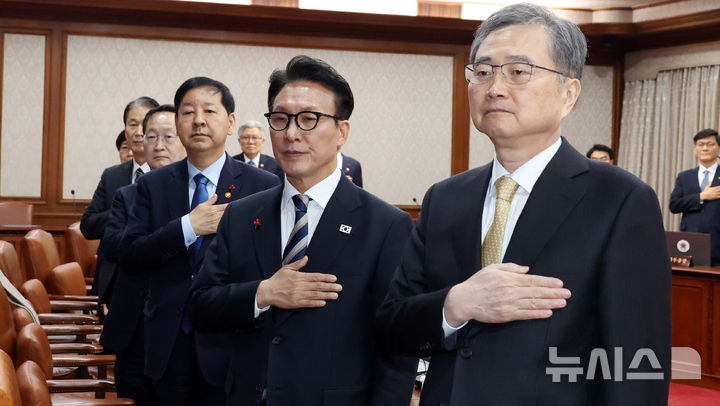 [서울=뉴시스] 추상철 기자 = 김민석 국무총리가 31일 오전 서울 종로구 정부서울청사에서 열린 임시국무회의에서 국민의례를 하고 있다. 2025.12.31. scchoo@newsis.com