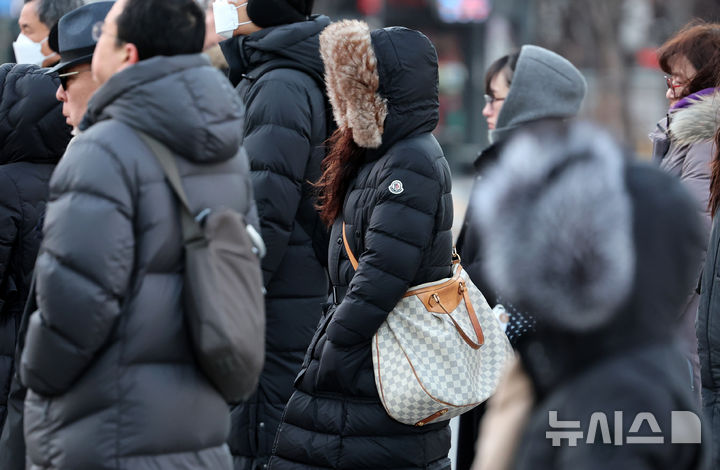 [서울=뉴시스] 이영환 기자 = 서울의 아침 기온이 영하 7도를 보이며 강추위가 찾아온 31일 오전 서울 종로구 광화문네거리에서 두꺼운 옷을 입은 시민들이 발걸음을 재촉하고 있다. 2025.12.31. 20hwan@newsis.com