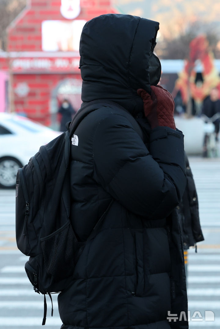 [서울=뉴시스] 이영환 기자 = 서울의 아침 기온이 영하 7도를 보이며 강추위가 찾아온 31일 오전 서울 종로구 광화문네거리에서 두꺼운 옷을 입은 시민들이 발걸음을 재촉하고 있다. 2025.12.31. 20hwan@newsis.com