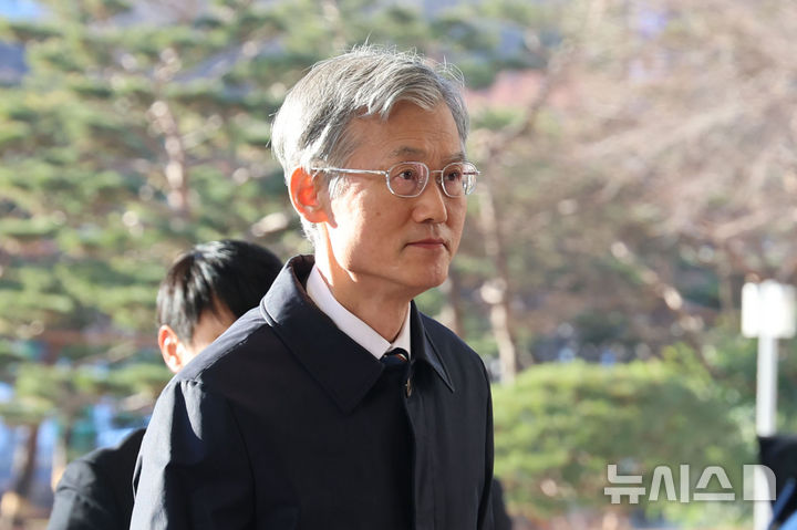 [서울=뉴시스] 권창회 기자 = 조희대 대법원장이 31일 오전 서울 서초구 대법원으로 출근하고 있다. 2025.12.31. kch0523@newsis.com