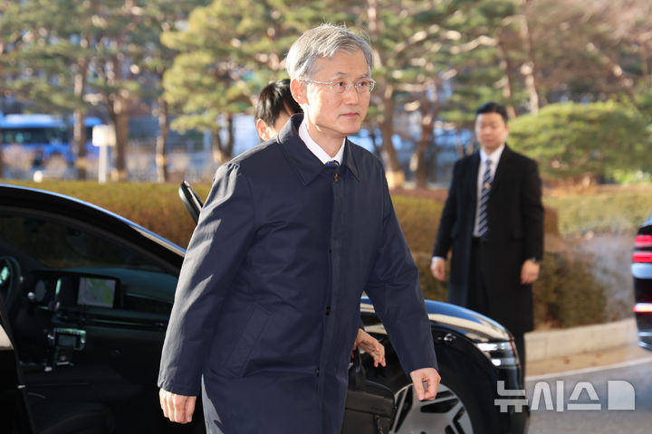 [서울=뉴시스] 권창회 기자 = 조희대 대법원장이 31일 오전 서울 서초구 대법원으로 출근하고 있다. 2025.12.31. kch0523@newsis.com