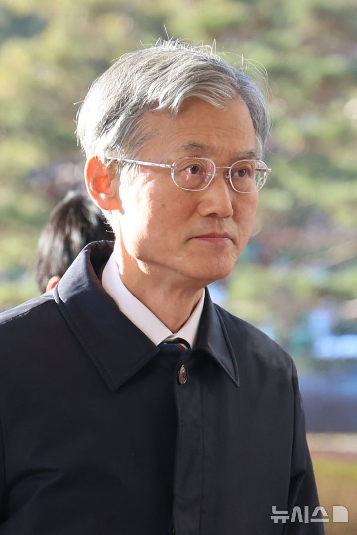 [서울=뉴시스] 권창회 기자 = 조희대 대법원장이 31일 오전 서울 서초구 대법원으로 출근하고 있다. 2025.12.31. kch0523@newsis.com