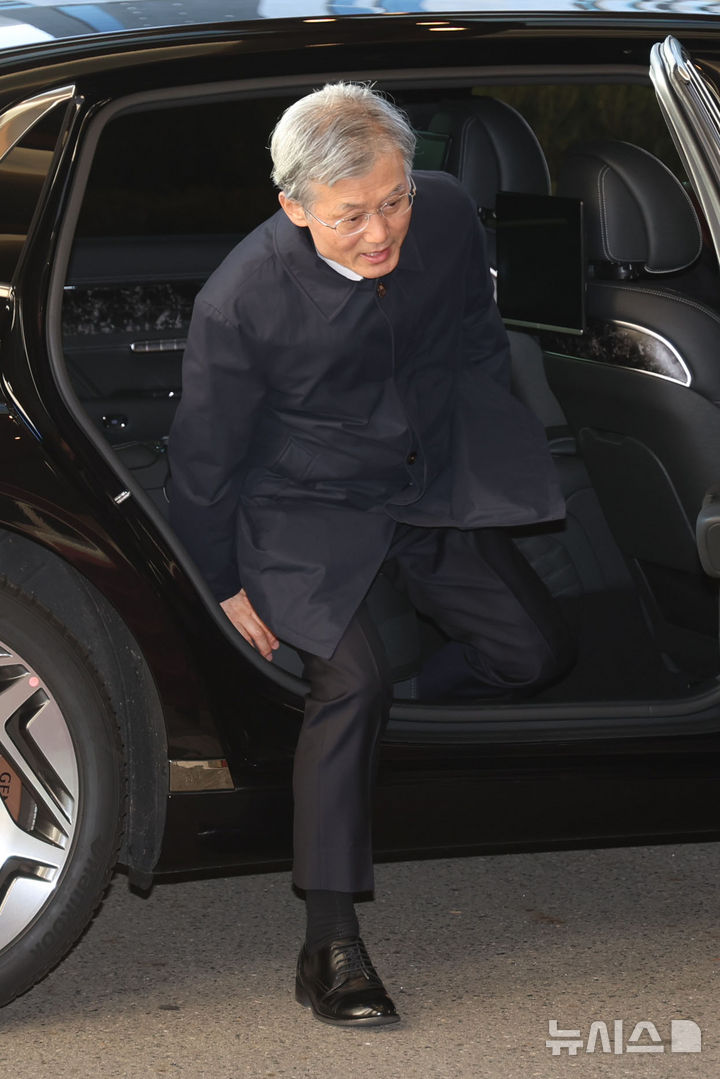 [서울=뉴시스] 권창회 기자 = 조희대 대법원장이 31일 오전 서울 서초구 대법원으로 출근하고 있다. 2025.12.31. kch0523@newsis.com