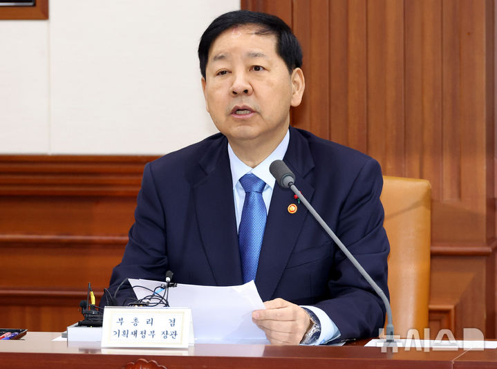 [서울=뉴시스] 추상철 기자 = 구윤철 부총리 겸 기획재정부 장관이 31일 오전 서울 종로구 정부서울청사에서 열린 경제관계장관회의 겸 성장전략 TF에서 발언하고 있다. 2025.12.31. scchoo@newsis.com