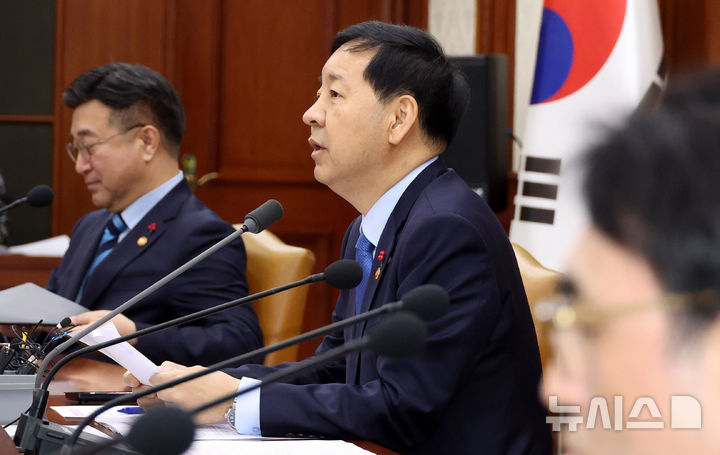 [서울=뉴시스] 추상철 기자 = 사진은 구윤철 경제부총리 겸 기획재정부 장관이 31일 오전 서울 종로구 정부서울청사에서 열린 경제관계장관회의 겸 성장전략 TF에서 발언하고 있는 모습. 2025.12.31. scchoo@newsis.com