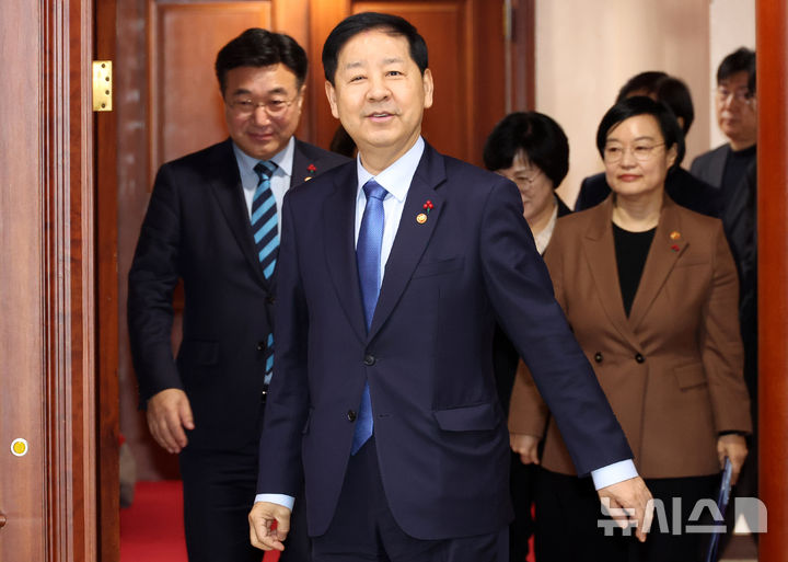 [서울=뉴시스] 추상철 기자 = 구윤철 경제부총리 겸 기획재정부 장관이 지난해 12월31일 오전 서울 종로구 정부서울청사에서 열린 경제관계장관회의 겸 성장전략 TF에 참석하고 있다. 2025.12.31. scchoo@newsis.com