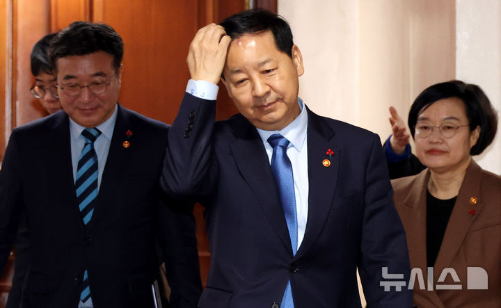 [서울=뉴시스] 추상철 기자 = 사진은 구윤철 경제부총리 겸 기획재정부 장관이 지난해 12월31일 오전 서울 종로구 정부서울청사에서 열린 경제관계장관회의 겸 성장전략 TF에 참석하고 있는 모습. 2025.12.31. scchoo@newsis.com