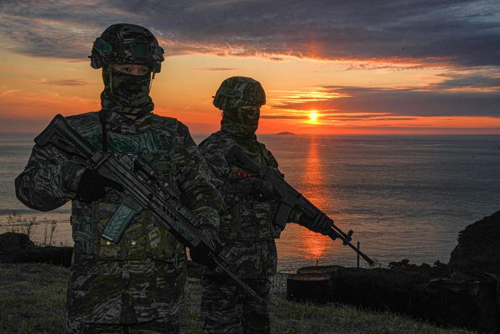 [서울=뉴시스] 지난 22일 서해 최전방 말도에서 해병대 장병들이 일몰 시간 해안경계작전 임무를 수행하고 있다. (사진=해병대사령부 제공). 2025.12.31. photo@newsis.com *재판매 및 DB 금지