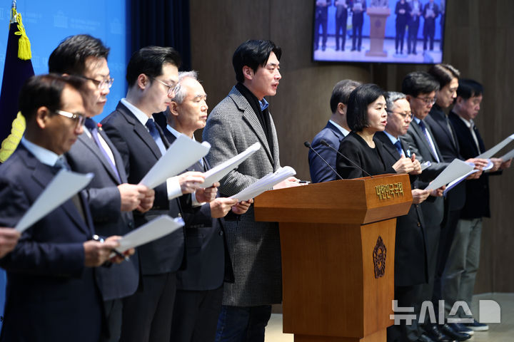 [서울=뉴시스] 김명년 기자 = 한준호 더불어민주당 정치검찰조작기소대응특별위원장이 31일 서울 여의도 국회 소통관에서 이재명 대통령 사건 공소 취소 촉구 기자회견을 하고 있다. 2025.12.31. kmn@newsis.com