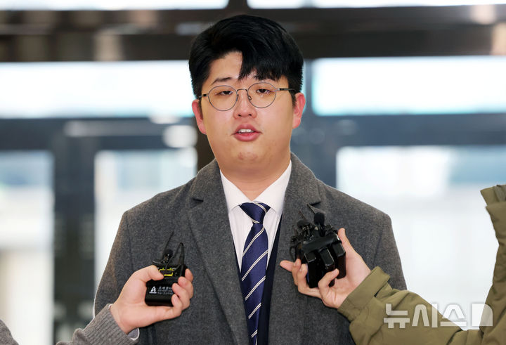 [서울=뉴시스] 홍효식 기자 = 쿠팡 블랙리스트 의혹 제보자 김준호 씨가 지난해 12월 31일 오전 서울 서초구 관봉권 띠지 폐기 의혹 및 쿠팡 퇴직금 불기소 외압 의혹 진상규명을 위한 특검 사무실에 참고인 신분으로 출석하며 취재진 질문에 답하고 있다. 2025.12.31. yesphoto@newsis.com