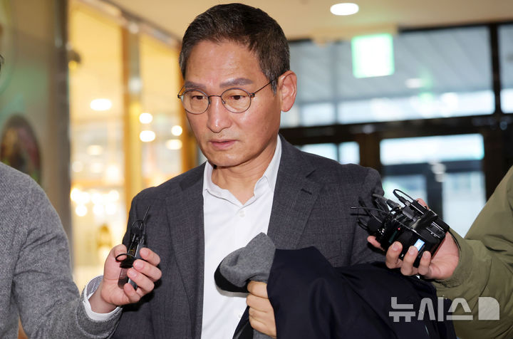 [서울=뉴시스] 홍효식 기자 = 안권섭 특별검사가 31일 오전 서울 서초구 관봉권 띠지 폐기 의혹 및 쿠팡 퇴직금 불기소 외압 의혹 진상규명을 위한 특검 사무실로 출근하며 취재진 질문을 받고 있다. 2025.12.31. yesphoto@newsis.com