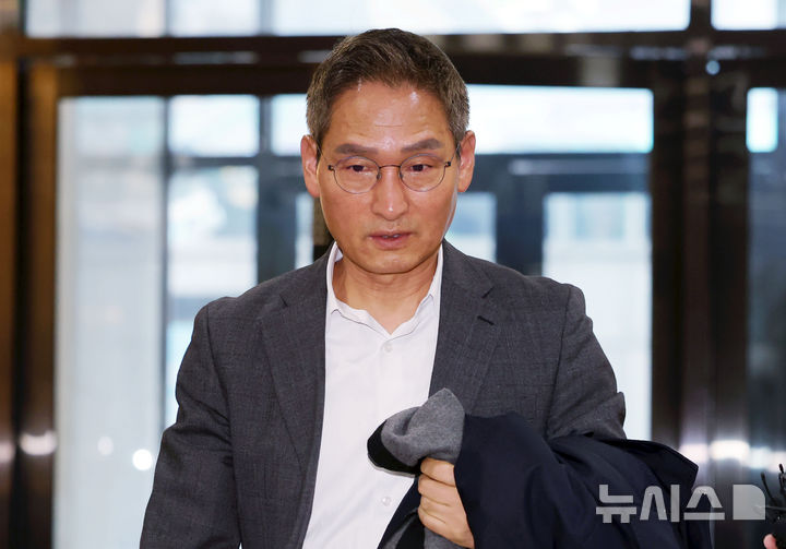 [서울=뉴시스] 홍효식 기자 = 안권섭 특별검사가 31일 오전 서울 서초구 관봉권 띠지 폐기 의혹 및 쿠팡 퇴직금 불기소 외압 의혹 진상규명을 위한 특검 사무실로 출근하고 있다. 2025.12.31. yesphoto@newsis.com