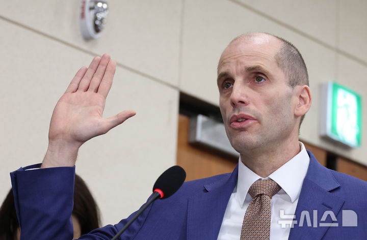 [서울=뉴시스] 김금보 기자 = 해롤드 로저스 쿠팡 대표이사가 31일 오전 서울 여의도 국회에서 열린 쿠팡 침해사고 및 개인정보 유출, 불공정 거래, 노동환경 실태 파악과 재발방지 대책 마련을 위한 연석 청문회에서 선서하고 있다. 2025.12.31. kgb@newsis.com