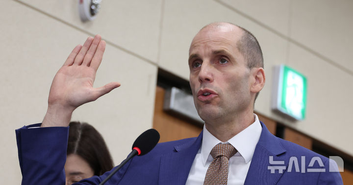 [서울=뉴시스] 김금보 기자 = 해롤드 로저스 쿠팡 대표이사가 31일 오전 서울 여의도 국회에서 열린 쿠팡 침해사고 및 개인정보 유출, 불공정 거래, 노동환경 실태 파악과 재발방지 대책 마련을 위한 연석 청문회에서 선서하고 있다. 2025.12.31. kgb@newsis.com