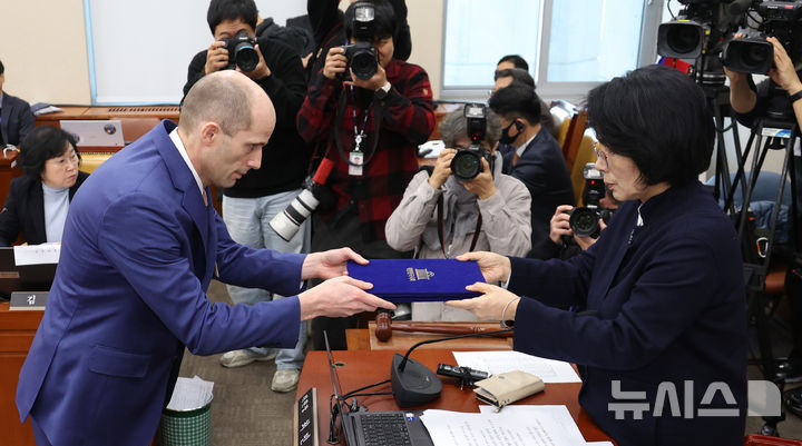 [서울=뉴시스] 김금보 기자 = 해롤드 로저스 쿠팡 대표이사가 31일 오전 서울 여의도 국회에서 열린 쿠팡 침해사고 및 개인정보 유출, 불공정 거래, 노동환경 실태 파악과 재발방지 대책 마련을 위한 연석 청문회에서 선서문을 제출하고 있다. 2025.12.31. kgb@newsis.com