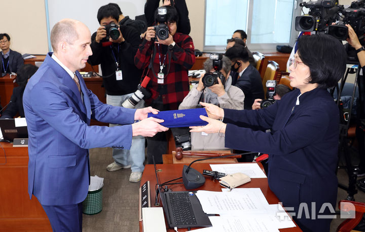 [서울=뉴시스] 김금보 기자 = 해롤드 로저스 쿠팡 대표이사가 31일 오전 서울 여의도 국회에서 열린 쿠팡 침해사고 및 개인정보 유출, 불공정 거래, 노동환경 실태 파악과 재발방지 대책 마련을 위한 연석 청문회에서 선서문을 제출하고 있다. 2025.12.31. kgb@newsis.com