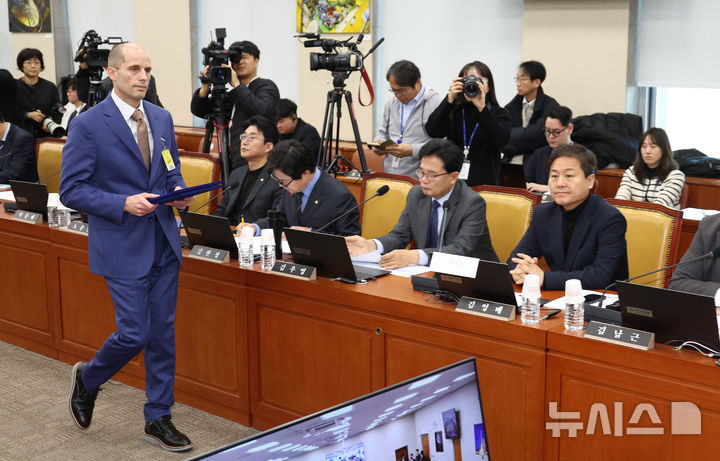 [서울=뉴시스] 김금보 기자 = 해롤드 로저스 쿠팡 대표이사가 31일 오전 서울 여의도 국회에서 열린 쿠팡 침해사고 및 개인정보 유출, 불공정 거래, 노동환경 실태 파악과 재발방지 대책 마련을 위한 연석 청문회에서 선서문을 제출하고 있다. 2025.12.31. kgb@newsis.com