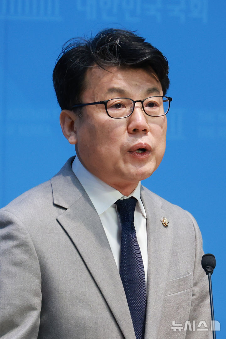 [서울=뉴시스] 고승민 기자 = 진성준 더불어민주당 의원이 31일 서울 여의도 국회 소통관에서 원내대표 선거 출마 기자회견을 하고 있다. 2025.12.31. kkssmm99@newsis.com