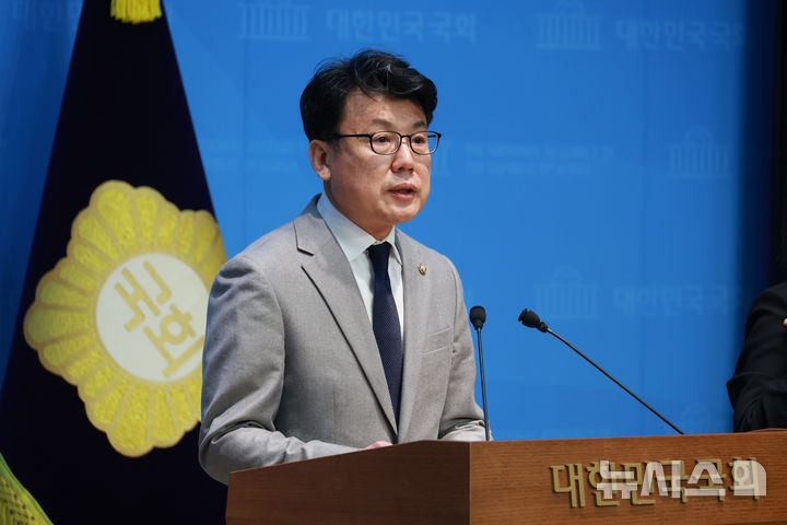 [서울=뉴시스] 고승민 기자 = 진성준 더불어민주당 의원이 31일 서울 여의도 국회 소통관에서 원내대표 선거 출마 기자회견을 하고 있다. 2025.12.31. kkssmm99@newsis.com