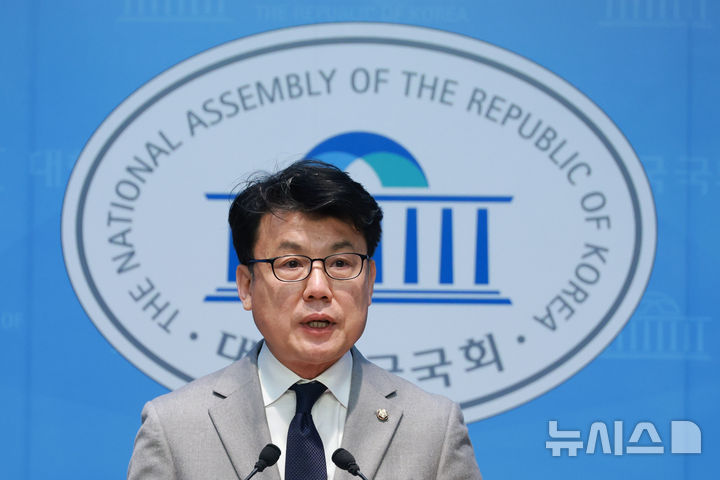 [서울=뉴시스] 고승민 기자 = 진성준 더불어민주당 의원이 31일 서울 여의도 국회 소통관에서 원내대표 선거 출마 기자회견을 하고 있다. 2025.12.31. kkssmm99@newsis.com