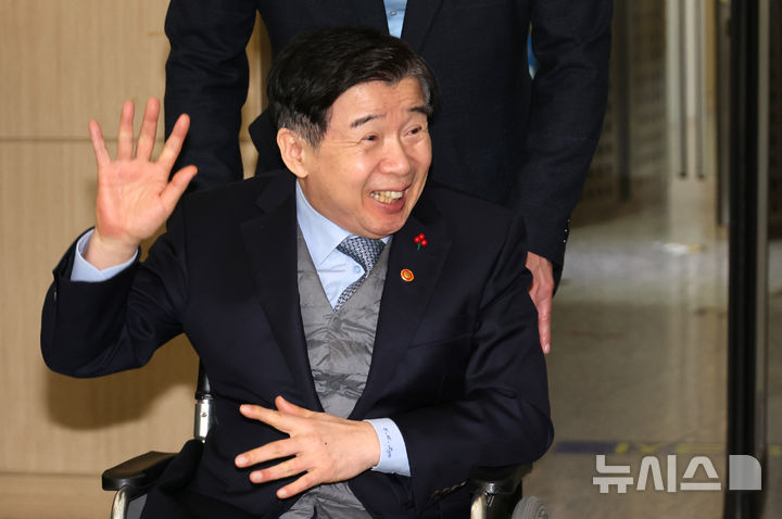 [세종=뉴시스] 강종민 기자 = 이임식을 마친 유철환 국민권익위원장이 31일 세종시 정부세종청사를 떠나며 직원들에게 인사하고 있다. 2025.12.31. ppkjm@newsis.com