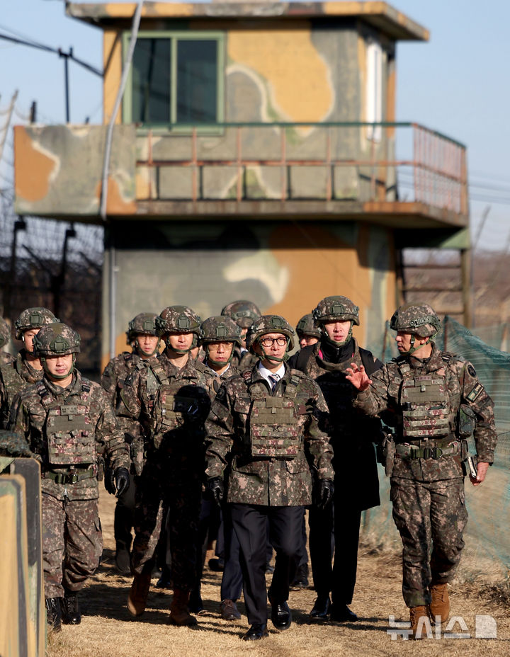 [파주=뉴시스] 김선웅 기자 = 김민석 국무총리가 31일 경기 파주시 9사단 임진강대대를 방문해 경계 태세를 점검하고 있다. 2025.12.31. mangusta@newsis.com