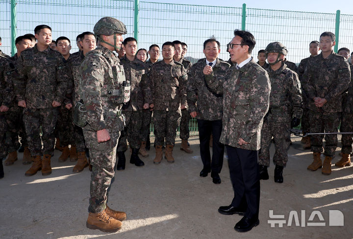[파주=뉴시스] 김선웅 기자 = 김민석 국무총리가 31일 경기 파주시 9사단 임진강대대를 방문해 장병들을 격려하고 있다. 2025.12.31. mangusta@newsis.com