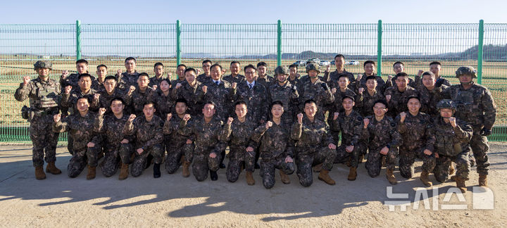 [파주=뉴시스] 김선웅 기자 = 김민석 국무총리가 31일 경기 파주시 소재 육군 9사단 임진강대대를 방문해 장병들을 격려한 뒤 기념사진을 촬영하고 있다. 2025.12.31. mangusta@newsis.com