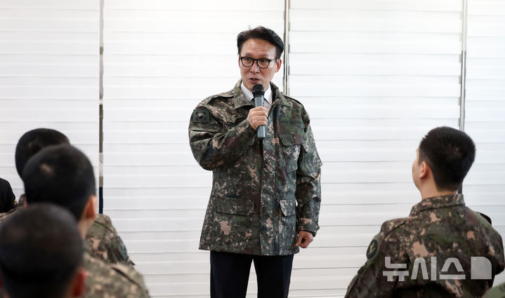 [파주=뉴시스] 김선웅 기자 = 김민석 국무총리가 31일 경기 파주시 9사단 임진강대대를 방문해 장병들을 격려하고 있다. 2025.12.31. mangusta@newsis.com