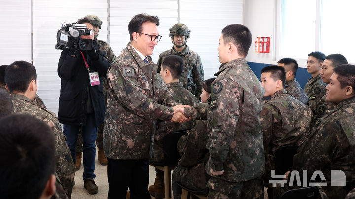 [파주=뉴시스] 김선웅 기자 = 김민석 국무총리가 31일 경기 파주시 9사단 임진강대대를 방문해 장병들을 격려하고 있다. 2025.12.31. mangusta@newsis.com