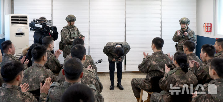 [파주=뉴시스] 김선웅 기자 = 김민석 국무총리가 31일 경기 파주시 9사단 임진강대대를 방문해 장병들을 격려하며 고개숙여 인사하고 있다. 2025.12.31. mangusta@newsis.com