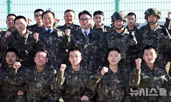 [파주=뉴시스] 김선웅 기자 = 김민석 국무총리가 31일 경기 파주시 9사단 임진강대대를 방문해 장병들을 격려한 뒤 기념사진을 촬영하고 있다. (공동취재) 2025.12.31. photo@newsis.com