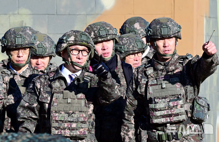 [파주=뉴시스] 김선웅 기자 = 김민석 국무총리가 31일 경기 파주시 9사단 임진강대대를 방문해 경계태세를 점검하고 있다. (공동취재) 2025.12.31. photo@newsis.com