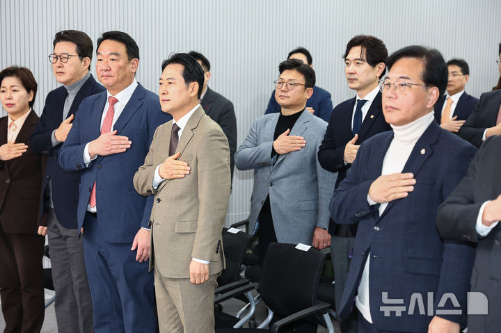 [서울=뉴시스] 김명년 기자 = 장동혁 국민의힘 대표가 31일 오전 서울 여의도 중앙당사에서 열린 사무처 당직자 종무식에서 정희용 사무총장과 대화하고 있다. 2025.12.31. kmn@newsis.com