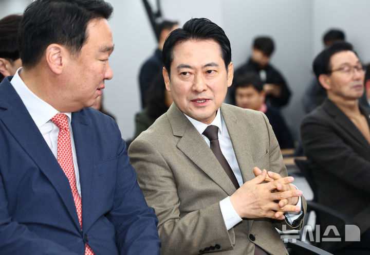 [서울=뉴시스] 김명년 기자 = 장동혁 국민의힘 대표가 31일 오전 서울 여의도 중앙당사에서 열린 사무처 당직자 종무식에서 정희용 사무총장과 대화하고 있다. 2025.12.31. kmn@newsis.com