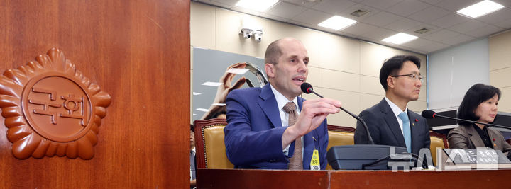 [서울=뉴시스] 김금보 기자 = 해롤드 로저스 쿠팡 대표이사가 31일 오전 서울 여의도 국회에서 열린 쿠팡 침해사고 및 개인정보 유출, 불공정 거래, 노동환경 실태 파악과 재발방지 대책 마련을 위한 연석 청문회에서 의원 질의에 답변을 하고 있다. 2025.12.31. kgb@newsis.com