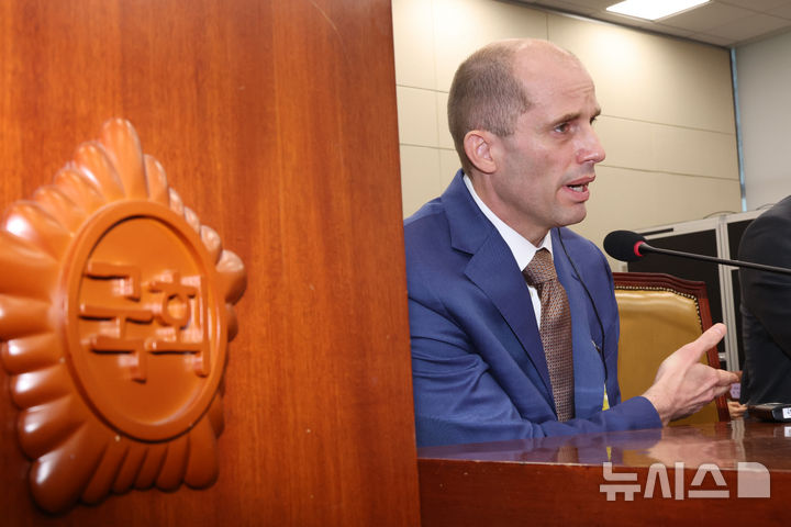 [서울=뉴시스] 김금보 기자 = 해롤드 로저스 쿠팡 대표이사가 31일 오전 서울 여의도 국회에서 열린 쿠팡 침해사고 및 개인정보 유출, 불공정 거래, 노동환경 실태 파악과 재발방지 대책 마련을 위한 연석 청문회에서 의원 질의에 답변을 하고 있다. 2025.12.31. kgb@newsis.com