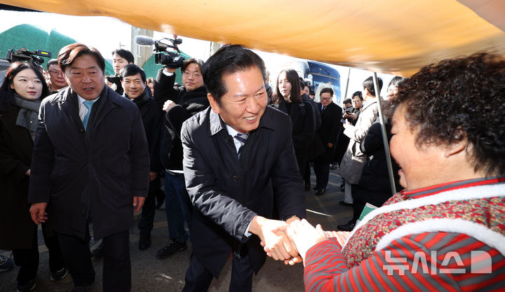 [전주=뉴시스] 김얼 기자 = 정청래 더불어민주당 당대표가 31일 전북 전주시 전주남부시장을 방문해 시장 상인들과 인사를 나누고 있다. 2025.12.31. pmkeul@newsis.com
