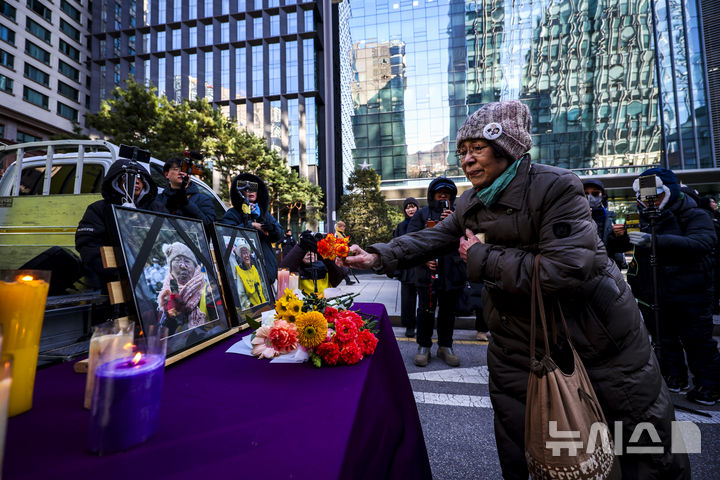[서울=뉴시스] 정병혁 기자 = 31일 서울 종로구 옛 일본대사관 앞에서 열린 1733차 일본군성노예제 문제해결을 위한 수요시위에서 참석자들이 올 해 돌아가신 길원옥 할머니와 이옥선 할머니 사진에 헌화하고 있다. 2025.12.31. jhope@newsis.com