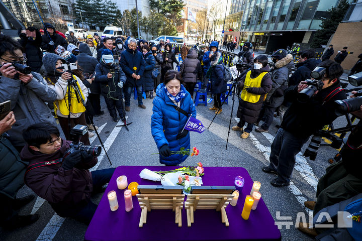 [서울=뉴시스] 정병혁 기자 = 31일 서울 종로구 옛 일본대사관 앞에서 열린 1733차 일본군성노예제 문제해결을 위한 수요시위에서 참석자들이 올 해 돌아가신 길원옥 할머니와 이옥선 할머니 사진에 헌화하고 있다. 2025.12.31. jhope@newsis.com