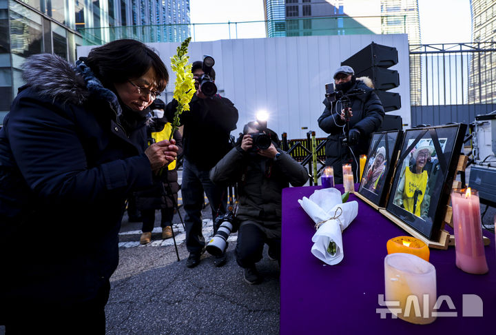 [서울=뉴시스] 정병혁 기자 = 31일 서울 종로구 옛 일본대사관 앞에서 열린 1733차 일본군성노예제 문제해결을 위한 수요시위에서 참석자들이 올 해 돌아가신 길원옥 할머니와 이옥선 할머니 사진에 헌화하고 있다. 2025.12.31. jhope@newsis.com